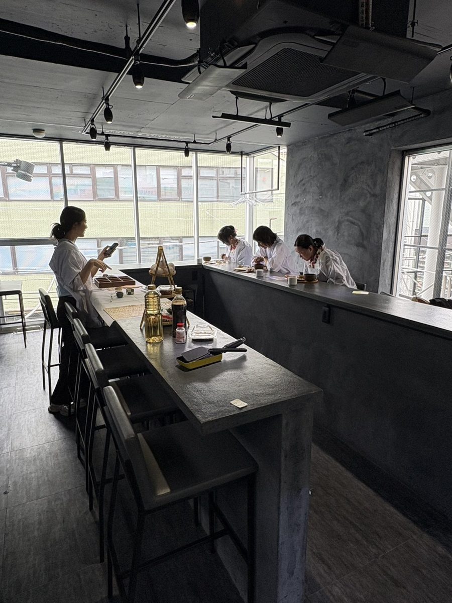 原宿駅近くのキッチンスタジオで朝食レッスンを受ける参加者