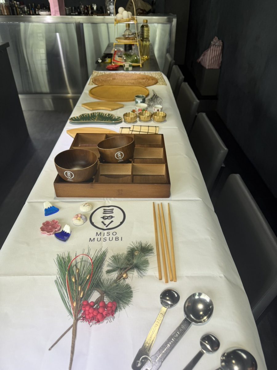 和食器・木のお椀・箸・箸置きを並べたレッスンのテーブル