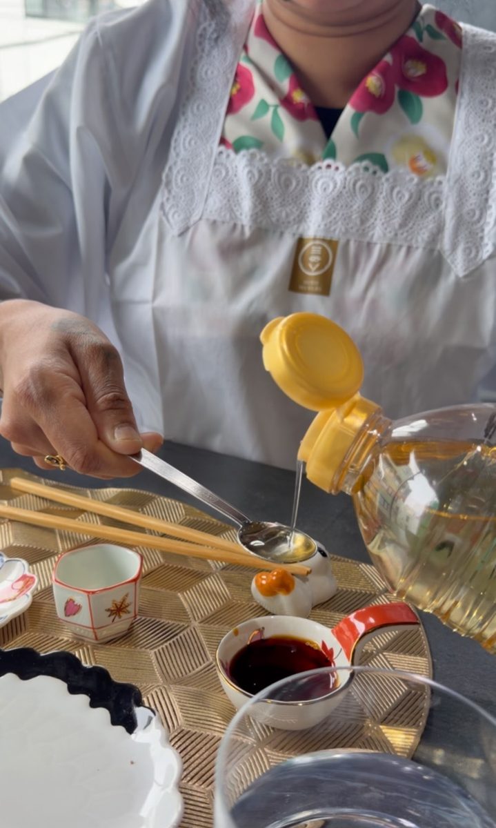 醤油やみりんなど日本の調味料を計量する参加者