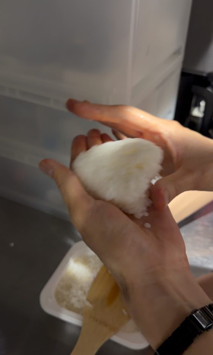 手のひらでおにぎりを握る料理教室の様子