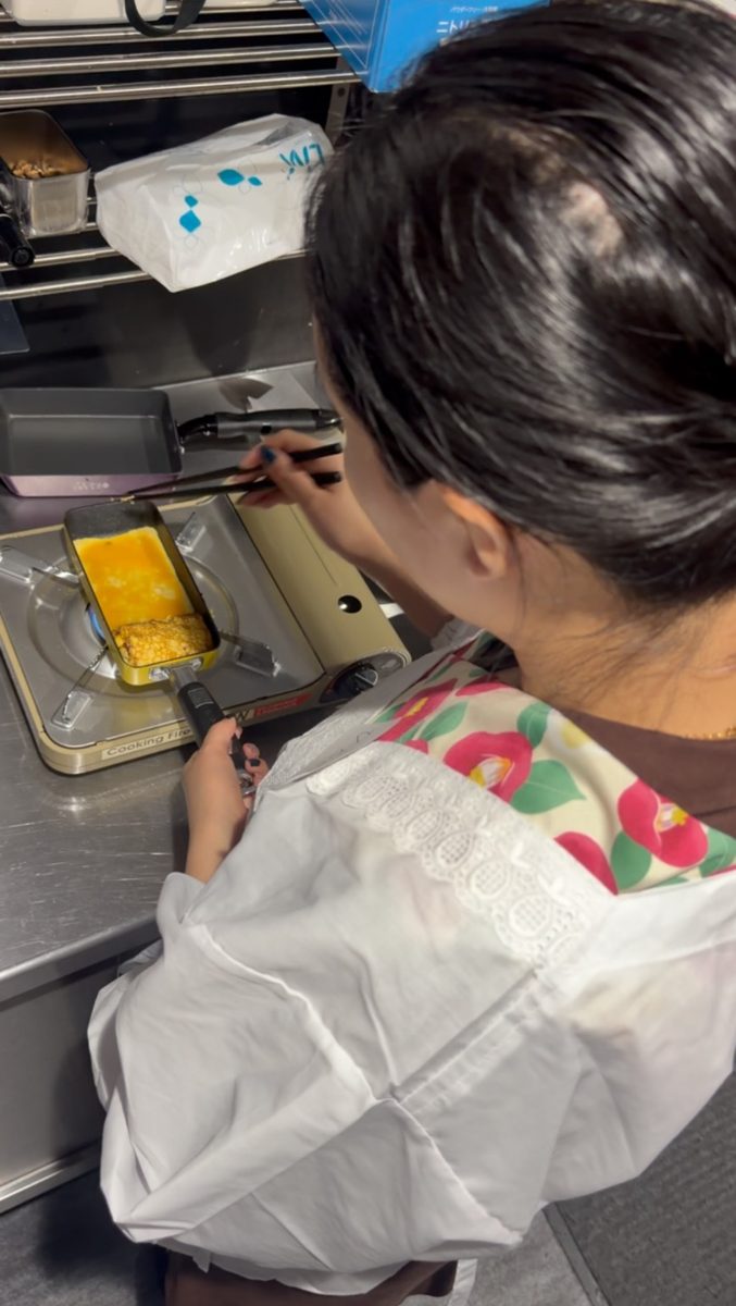 卵焼き器でだし巻き玉子を焼く参加者